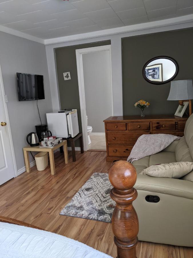Bear & Butterfly Bed And Breakfast Gravenhurst Exterior photo