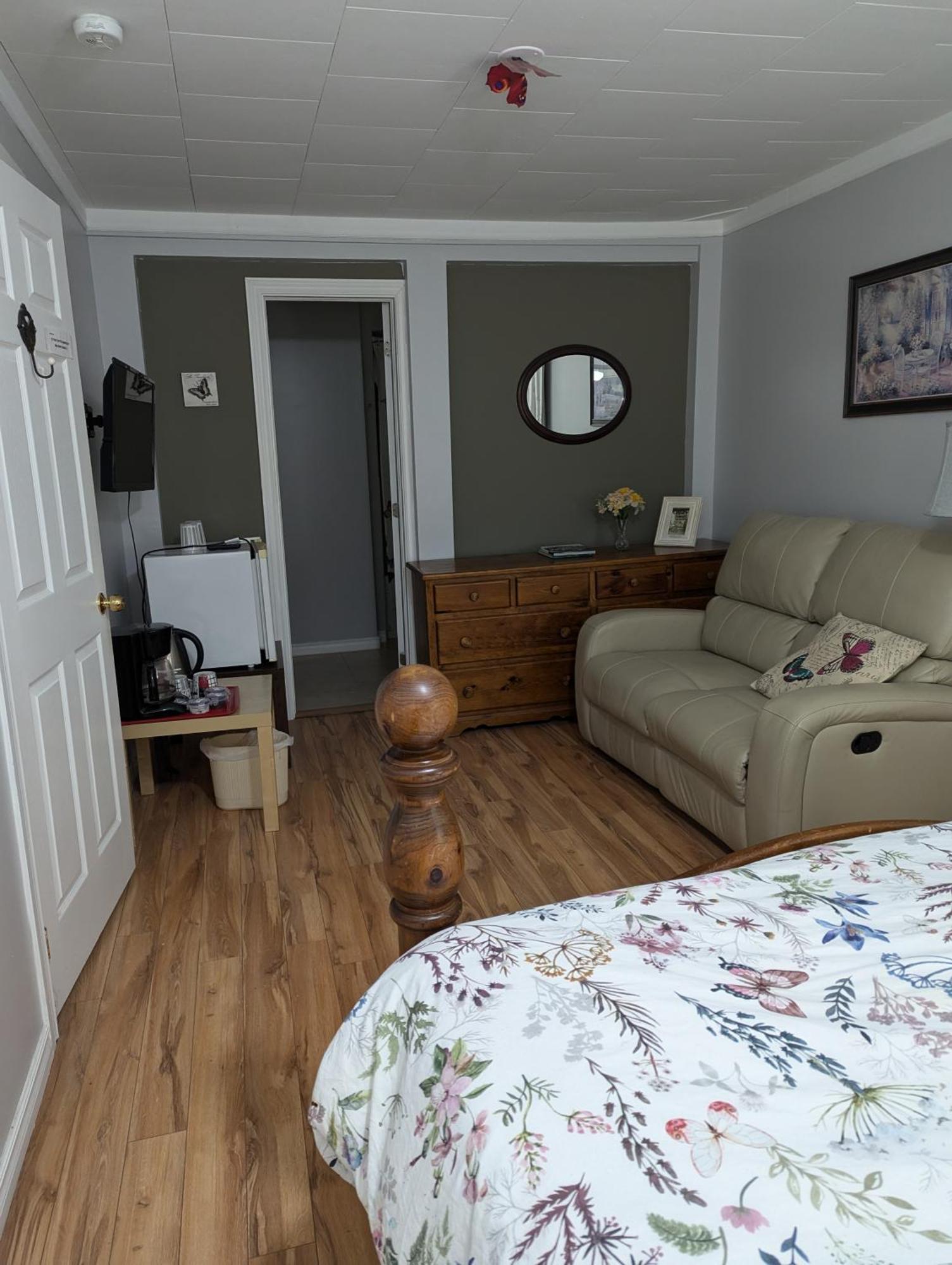 Bear & Butterfly Bed And Breakfast Gravenhurst Exterior photo