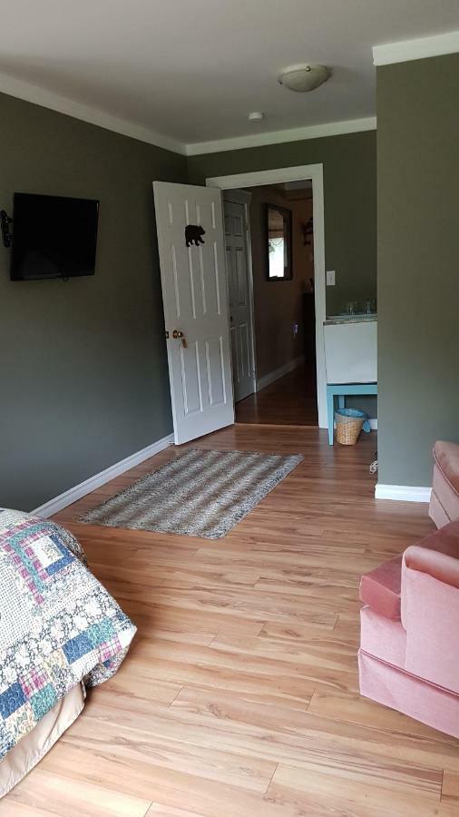 Bear & Butterfly Bed And Breakfast Gravenhurst Exterior photo