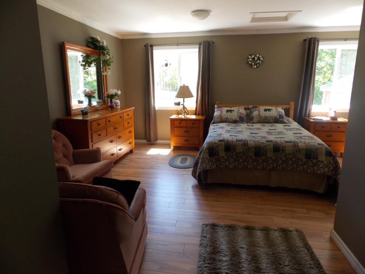 Bear & Butterfly Bed And Breakfast Gravenhurst Exterior photo